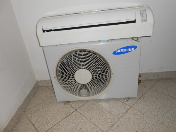 Vendo condizionatore Samsung Esterna AQ12UGDX con monosplit AQ12UGDN 12000 BTU