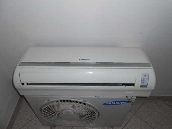 Vendo condizionatore Samsung Esterna AQ12UGDX con monosplit AQ12UGDN 12000 BTU