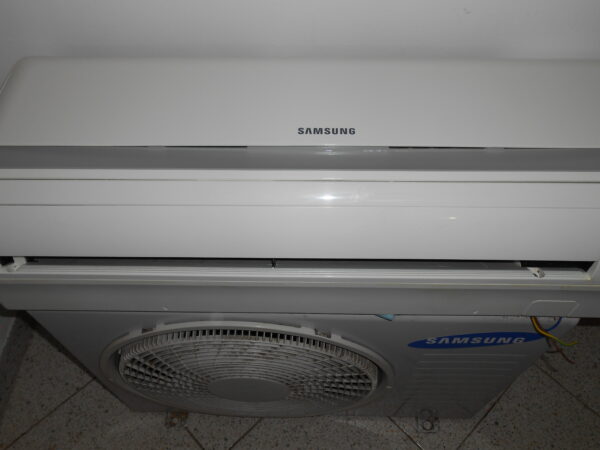 Vendo condizionatore Samsung Esterna AQ12UGDX con monosplit AQ12UGDN 12000 BTU